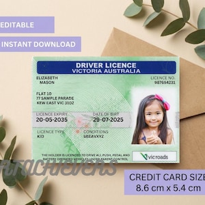 Puede incluir: Un permiso de conducir verde y blanco de Victoria, Australia, con la foto de una niña. La licencia incluye detalles como el número de licencia, la fecha de vencimiento y la dirección del titular. La tarjeta es de tamaño tarjeta de crédito, 8,6 cm x 5,4 cm.