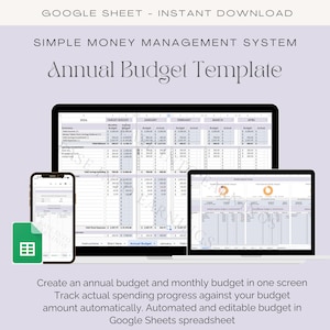 Op de afbeelding: Een digitaal budget sjabloon weergegeven op een laptop, tablet en smartphone. De schermen tonen een financieel spreadsheet met grafieken en gegevens. Tekst bovenaan luidt "GOOGLE SHEET - INSTANT DOWNLOAD" en "SIMPLE MONEY MANAGEMENT SYSTEM".