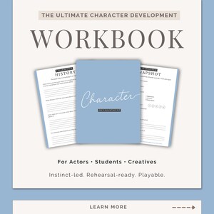 以下が含まれることがあります： 「Character Development」と書かれた、大きな文字で「Workbook」と書かれた水色のワークブック。ワークブックは開かれており、ワークシートが表示されています。「For Actors • Students • Creatives」というテキストも表示されています。