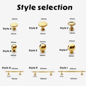 Op de afbeelding: Een selectie van goudkleurige kastbeslagen, waaronder knoppen en handgrepen. De afbeelding toont verschillende stijlen met afmetingen in millimeters, zoals een knop van 25 mm en een handgreep van 152 mm. De tekst "Style selection" staat bovenaan.