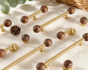 Maniglie per guardaroba retrò in ottone e noce con estremità a sfera