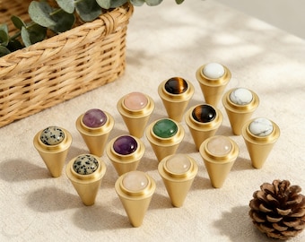 Pomello per mobile a cono in ottone con accenti in pietra naturale