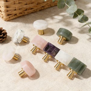 Lådknopp i naturlig ädelsten med mässingsdetaljer, moderna möbler