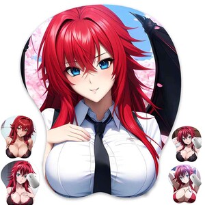 Könnte beinhalten: Ergonomisches Mauspad mit einer farbenfrohen Anime-Illustration einer Frau mit langen roten Haaren und blauen Augen. Das Mauspad hat eine eingebaute Handballenauflage und ist von kleineren Bildern derselben Figur umgeben.