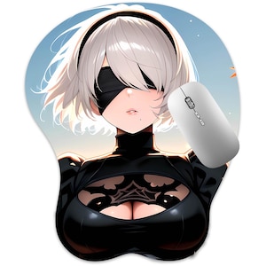 Peut inclure: Un tapis de souris de forme personnalisée représentant un personnage de style anime aux cheveux blancs courts, portant un bandeau noir et une tenue noire moulante avec une découpe sur la poitrine. Une souris blanche est posée sur le tapis.