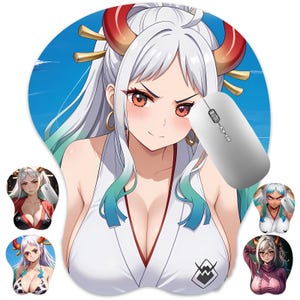 Puede incluir: Alfombrilla de ratón blanca y azul con una ilustración de estilo manga de un personaje con cabello blanco, cuernos rojos y un atuendo blanco. Un ratón de ordenador blanco está colocado sobre la alfombrilla. También hay imágenes más pequeñas del personaje.
