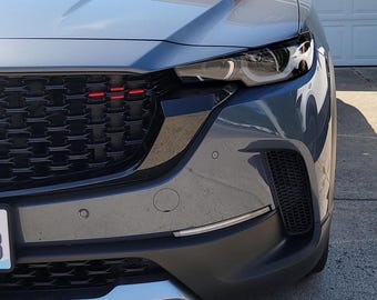 Wkładka emblematu na grill Mazdy CX-50