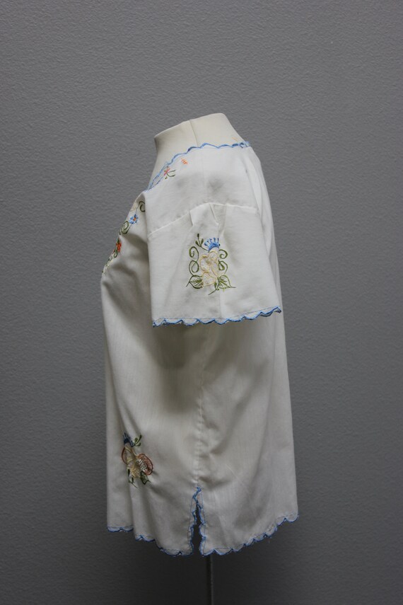 Adorable Floral Embroidered Vintage Blouse - image 2