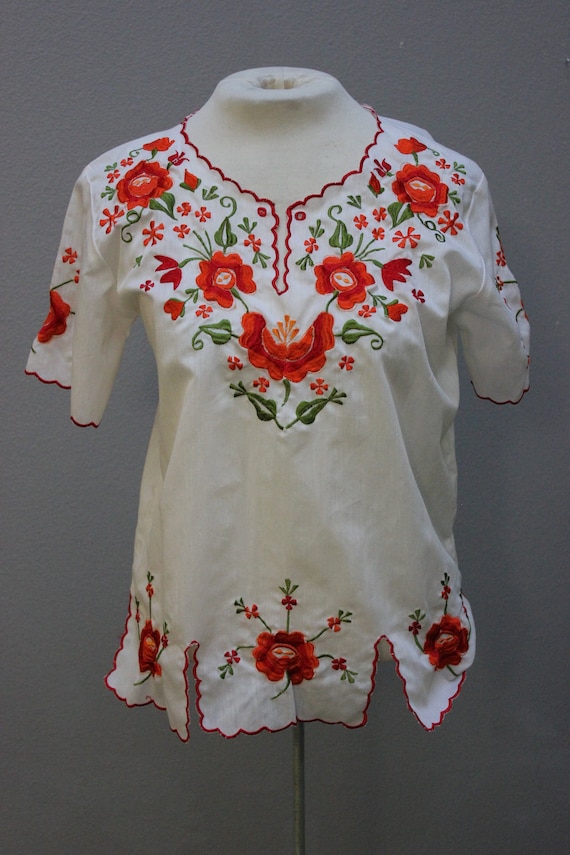 Gorgeous Vintage White Ethnic Floral Embroidered T