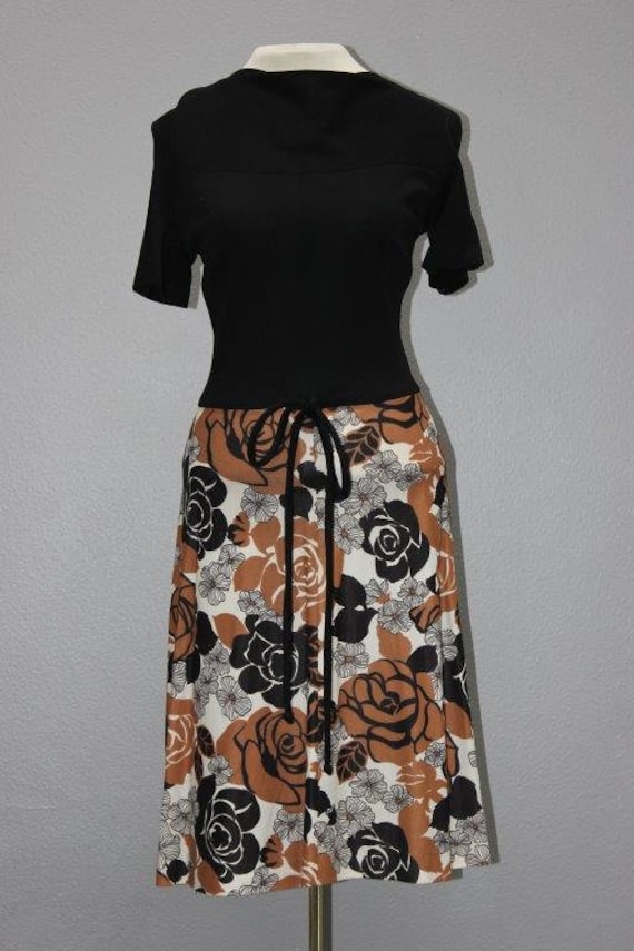 Adorable Black and Floral 1960s Sheath Dress - image 1