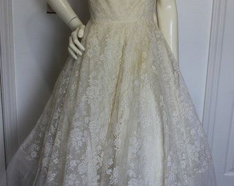 Fantastic Ivory Tulle and lace Wedding Dress