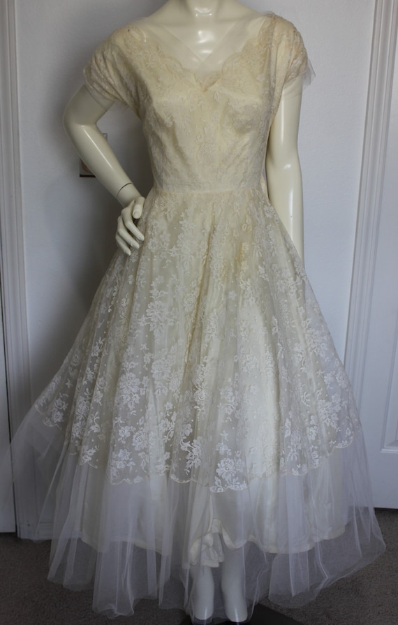 Fantastic Ivory Tulle and lace Wedding Dress