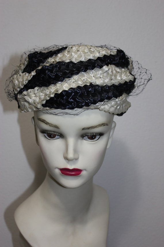 Adorable Vintage Black and White Straw Pillbox Hat