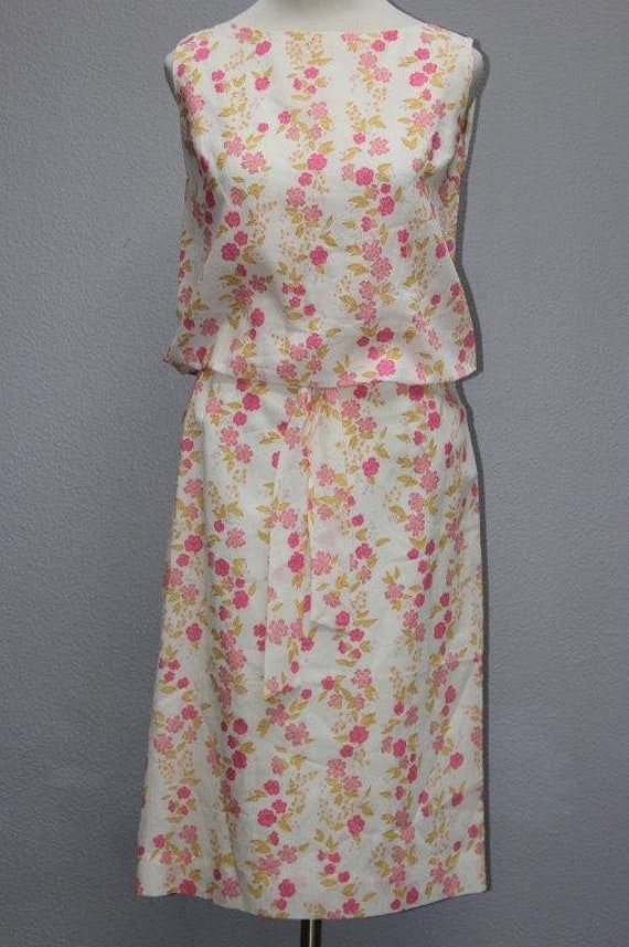 Adorable Vintage 1960s Floral Sheath Dress