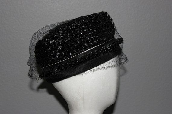 Exquisite 1950s Black Straw Pillbox Hat - image 5