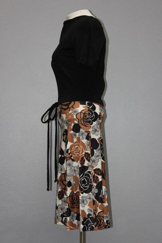 Adorable Black and Floral 1960s Sheath Dress - image 2