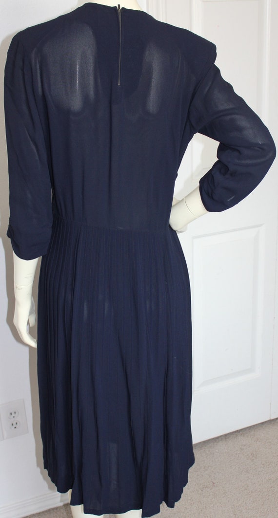 Gorgeous 1940s Navy Crepe Shift Dress - image 4