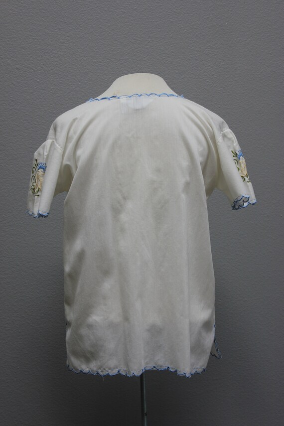 Adorable Floral Embroidered Vintage Blouse - image 3