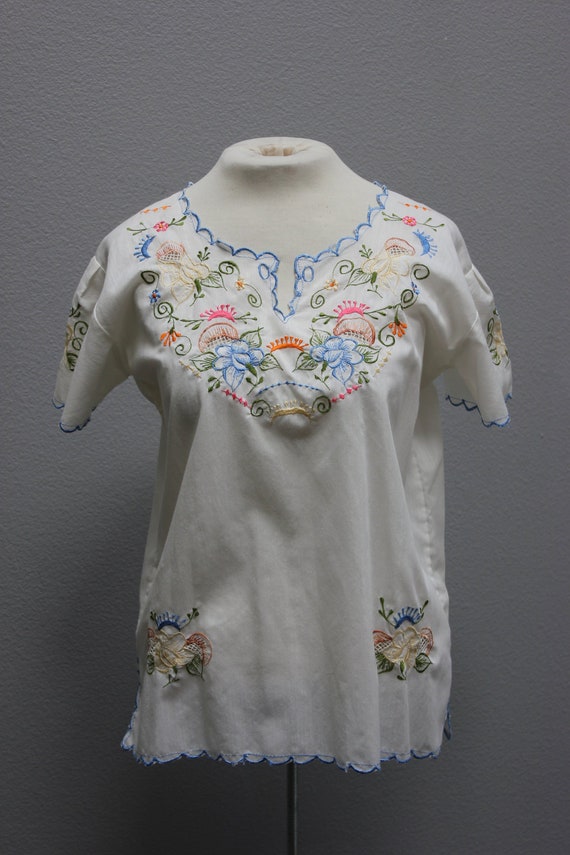 Adorable Floral Embroidered Vintage Blouse Gem