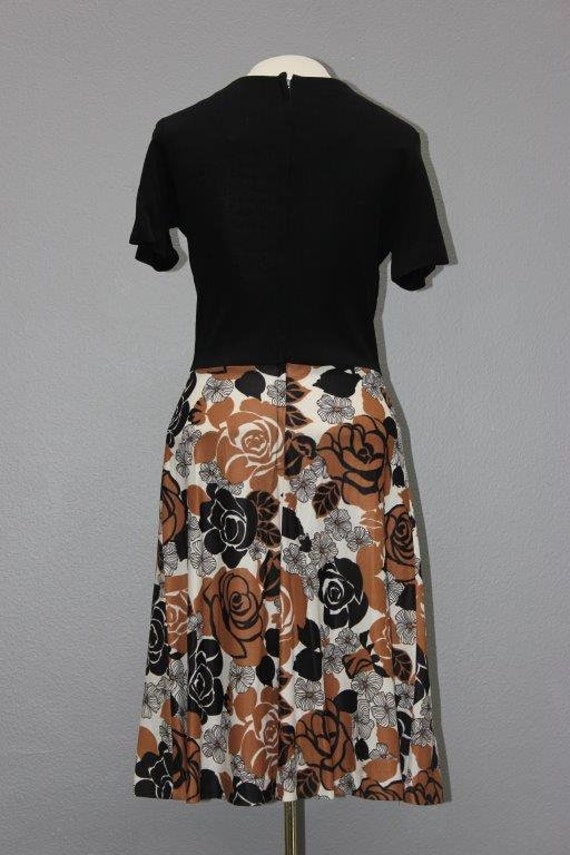 Adorable Black and Floral 1960s Sheath Dress - image 3