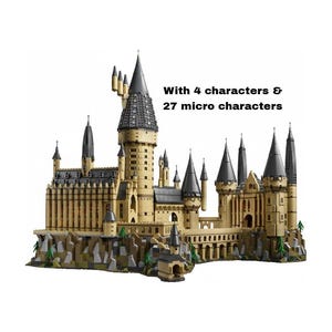 Könnte beinhalten: Ein detailliertes Bausteinmodell einer Burg mit beigen Wänden, grauen kegelförmigen Dächern und felsigen Fundamenten. Der Text "With 4 characters & 27 micro characters" steht in Schwarz über dem Bauwerk, das mehrere Türme umfasst.