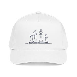 Puede incluir: Gorra de béisbol blanca con un dibujo lineal en azul marino de piezas de ajedrez. El diseño incluye una torre, una reina, un rey y un alfil. La gorra tiene una visera curva y una corona estructurada.