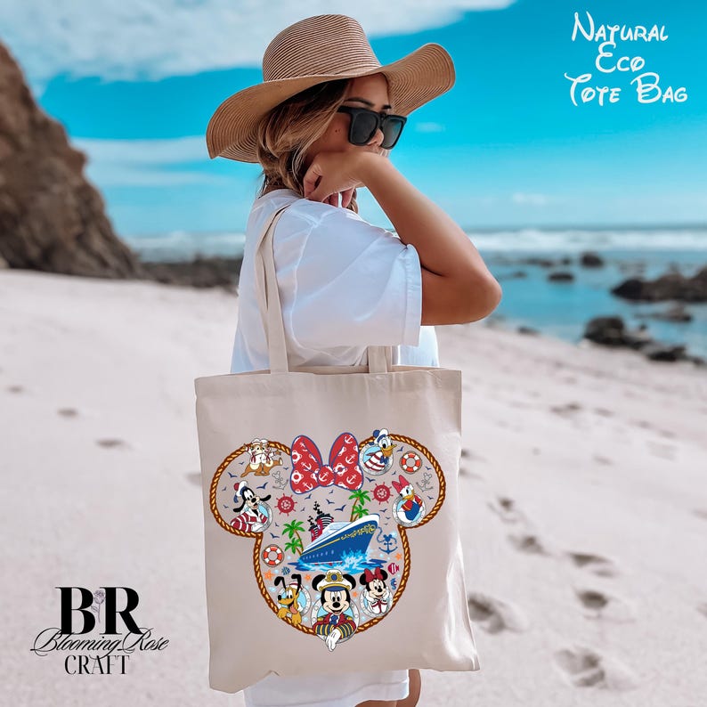 Puede incluir: Un bolso de tela beige con un gr&aacute;fico grande de la silueta de la cabeza de Mickey Mouse relleno con ilustraciones de personajes de dibujos animados, un crucero, palmeras y salvavidas. El texto Natural Eco Tote Bag est&aacute; arriba a la derecha.