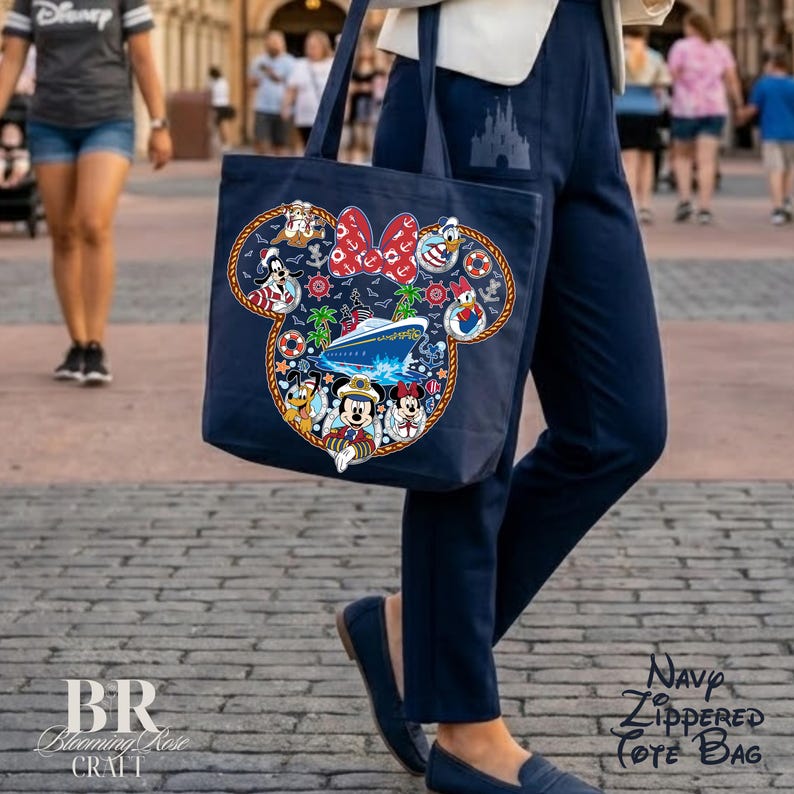 Puede incluir: Un bolso tote azul marino con un gran gr&aacute;fico en forma de Mickey Mouse lleno de ilustraciones de personajes de dibujos animados con ropa n&aacute;utica, un crucero, palmeras y salvavidas sobre un fondo azul oscuro con bordes de cuerda.