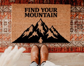 Felpudo "Encuentra tu montaña", Felpudo inspirador para exteriores, Alfombra motivacional para la entrada, Regalo "Pero ¿por qué?", Meme existencial del pingüino, Búsqueda solitaria