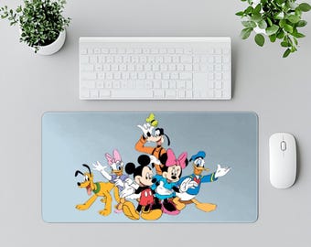 Alfombrilla de escritorio de Mickey y sus amigos, alfombrilla de ratón para juegos de Disney, regalo de cumpleaños de Disney Friends, decoración nostálgica para el espacio de trabajo, accesorio de escritorio del grupo Disney.