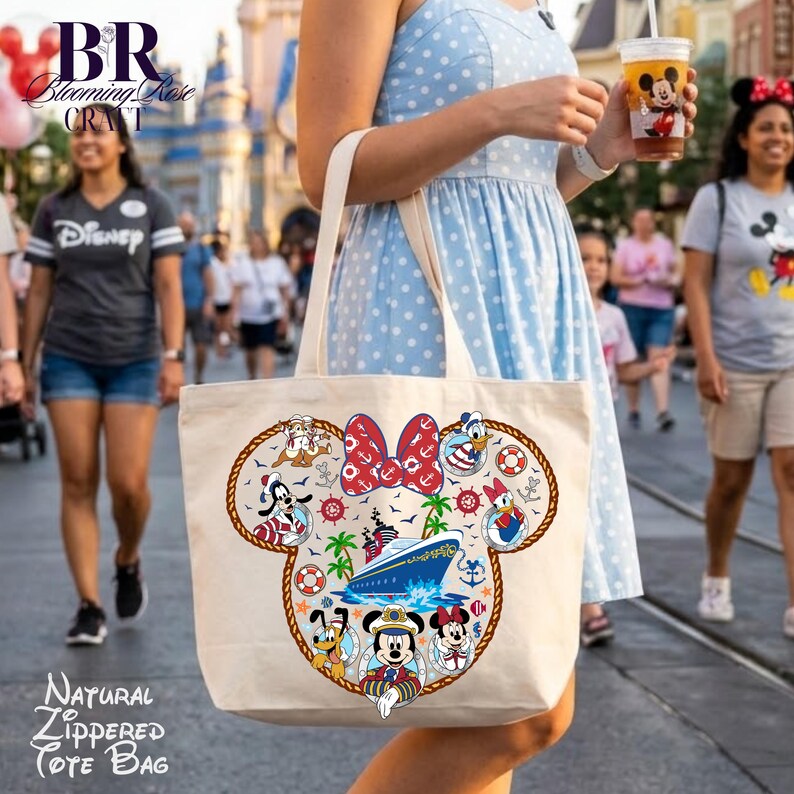 Puede incluir: Un bolso de tela de color natural con un gran contorno en forma de Mickey Mouse relleno con un crucero, palmeras y varios personajes de dibujos animados con atuendo n&aacute;utico, incluyendo un lazo rojo con lunares blancos en la parte superior.