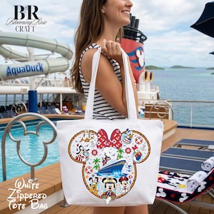 Puede incluir: Un bolso tote blanco que presenta un gran contorno de la cabeza de Mickey Mouse relleno con ilustraciones coloridas de personajes de dibujos animados, un crucero, palmeras y elementos n&aacute;uticos como anclas y salvavidas sobre fondo blanco.