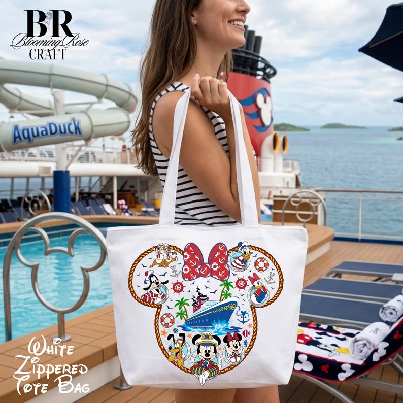 Puede incluir: Un bolso tote blanco que presenta un gran contorno de la cabeza de Mickey Mouse relleno con ilustraciones coloridas de personajes de dibujos animados, un crucero, palmeras y elementos n&aacute;uticos como anclas y salvavidas sobre fondo blanco.