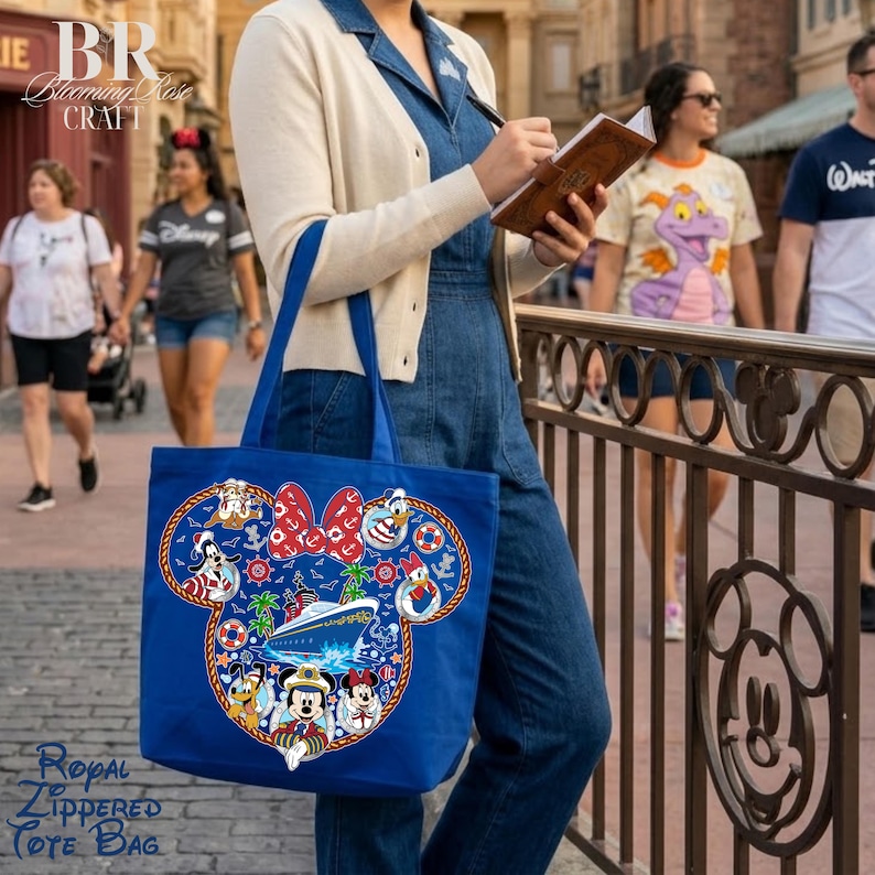 Puede incluir: Un bolso tote azul real que presenta un gr&aacute;fico grande con la silueta de la cabeza de Mickey Mouse, relleno con un crucero, palmeras y varios personajes de Disney, incluidos Goofy, el Pato Donald, Daisy, Pluto, Mickey y Minnie.