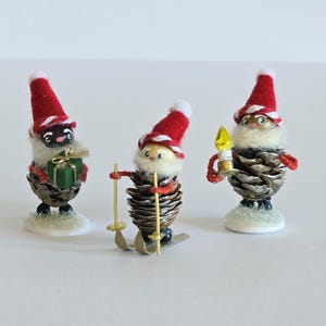 Mini elfos de piña con pequeño regalo, vela y esquís, juego de 3 adornos navideños de piña de estilo retro vintage, elfos de Papá Noel y gnomos navideños.