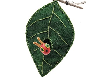 Adorno de oruga hambrienta del libro infantil "La oruga muy hambrienta" de Eric Carle. Hoja bordada con ramita real. Personalizable.
