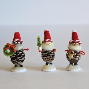 Mini elfi di pigna con piccola ghirlanda, albero e campanellino, SET DI 3 ornamenti natalizi in stile retrò vintage a forma di pigna, gnomi di Babbo Natale.