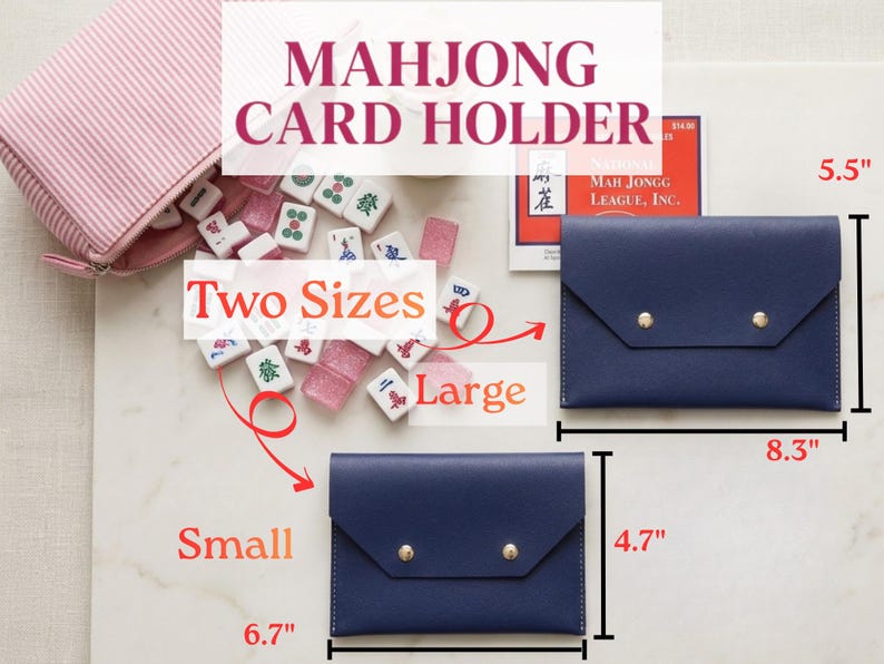 May include: Navy blue Mahjong card holders in two sizes: small (17 cm x 12 cm) and large (21 cm x 14 cm). The holders have a flap closure with gold-coloured snaps. The image also shows Mahjong tiles and a pink striped pouch.