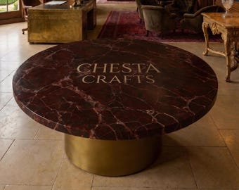 Kastanjebruine marmeren salontafel, ronde eettafel, goudmessing onderstel, handgemaakte meubels
