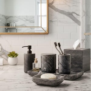 Könnte beinhalten: Ein Badezimmer-Set mit einem Seifenspender, einem Tablett, einer Seifenschale, einem Glas mit Deckel, einem Zahnbürstenhalter mit zwei Zahnbürsten und einer Taschentuchbox. Das Set ist aus grauem Marmor mit einem Wirbelmuster gefertigt.