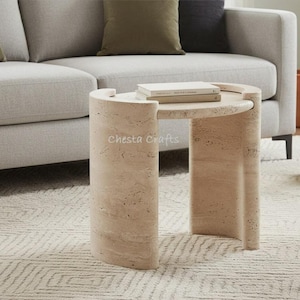 Mesa auxiliar redonda de travertino artesanal: mesita de noche minimalista moderna