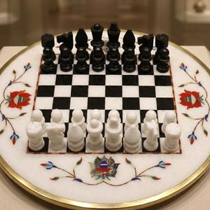 Puede incluir: Un juego de tres tazas de cerámica con un acabado mate moteado. Las tazas son de color crema, gris claro y gris oscuro. Cada taza tiene un diseño simple y moderno y un asa redondeada.