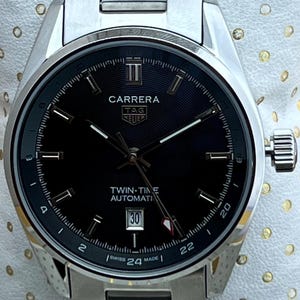 Reloj de pulsera para hombre Tag Heuer Carrera Calibre-5 Twin-Time automático vintage, esfera negra, caja y brazalete de acero inoxidable, fecha funcional.