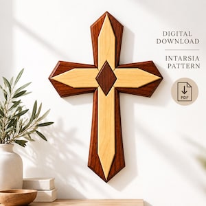 Könnte beinhalten: Ein Holzkreuz mit Intarsienmuster aus kontrastierenden dunkelbraunen und hellbeigen Holzsegmenten. Der Text DIGITAL DOWNLOAD INTARSIA PATTERN und ein PDF-Symbol sind auf der rechten Seite dieses Wanddekorationsobjekts zu sehen.