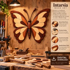 Puede incluir: Una gran pieza de arte mural con forma de mariposa hecha de varios tonos de madera natural mediante técnicas de taracea. El diseño presenta segmentos de madera oscura, media y clara encajados. El texto a la derecha explica la técnica.