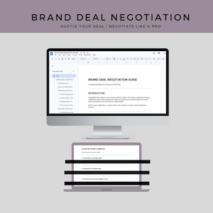 以下が含まれることがあります： コンピューターモニターとノートパソコンの画面に表示された「Brand Deal Negotiation Guide」というタイトルのデジタルドキュメント。テキストには、導入、交渉の目標、クリエイターやインフルエンサー向けのカウンターオファーの例に関するセクションが含まれています。