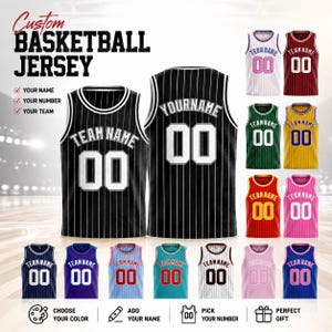 Könnte beinhalten: Personalisierte Basketballtrikots mit vertikalen Nadelstreifen, Rundhalsausschnitt und ärmellosen Armausschnitten. Die Vorderseite zeigt TEAM NAME und die Nummer 00 in fetter Schrift. Erhältlich in verschiedenen Farben wie Schwarz, Weiß, Rot und Blau.