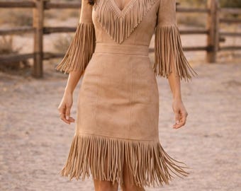 Vestido bege de camurça com franjas - Look de cowboy do oeste americano em couro