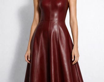 Vestido midi feminino bordô, sem mangas, corte em A, em couro legítimo, feito à mão, elegante e acinturado.