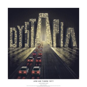 Może przedstawiać: Artystyczny wydruk z napisem "DYSTOPIA" w podświetlanych blokowych literach, z drogą prowadzącą do niego. Samochody jadą drogą. Tekst "ARE WE THERE YET?" znajduje się na dole, z nazwiskiem artysty.